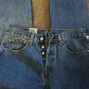 NWT✨- Levi's Blue Straight Jeans Classic Denim Style